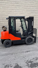 Load image into Gallery viewer, DOOSAN LPG 6000 LBS. FORKLIFT